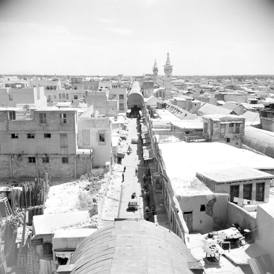 De straat genaamd de rechte darb al moestaqiem met een moskee en twee minar, Bestanddeelnr 255-5870