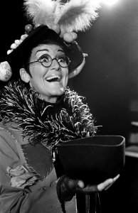 De Rika Jansen One Woman Show in Rembrandttheater, Rika Jansen in haar show, Bestanddeelnr 916-6522