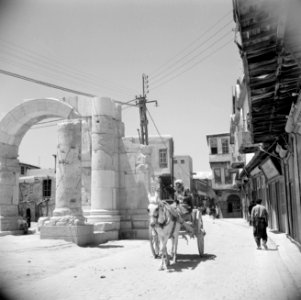De straat genaamd de rechte darb al moestaqiem met de overblijfselen van ee, Bestanddeelnr 255-5868