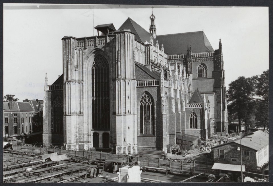 De restauratie van de Grote Kerk te Arnhem. Op de voorgrond de thans gereedgekom, Bestanddeelnr 476041 029
