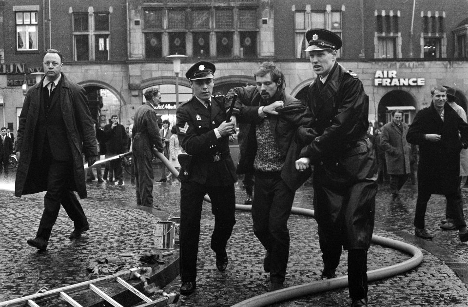 De Socialistische Jeugd gooide een pot rode verf tegen het Monument op de Dam, Bestanddeelnr 922-3658