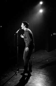 De Rika Jansen One Woman Show in Rembrandttheater, Rika Jansen in haar show, Bestanddeelnr 916-6527