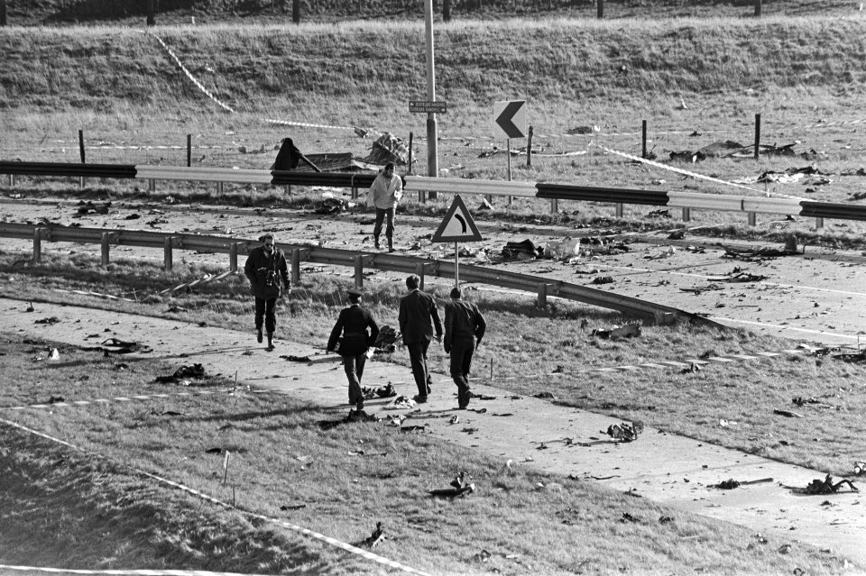De resten van het vliegtuig lagen over grote afstand verspreid, Bestanddeelnr 931-7270