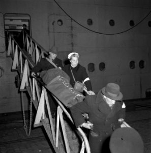 De SS Almanzora met 1900 gerepatrieerden uit Indie aan boord in de haven van Ams, Bestanddeelnr 901-3351