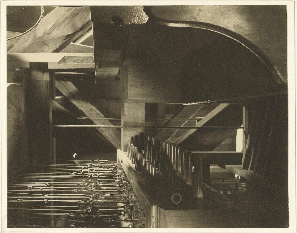 De speeltafel in de klavierkamer van het klokkenspel in de Grote of Sint-Bavokerk aan de Grote Markt, Inventarisnummer NL-HlmNHA 11589