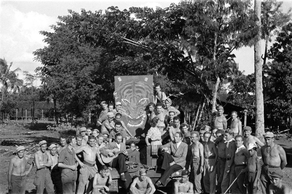 De Spelbrekers en Truss Kooopman en een groep militairen poseren bij een afbeeld, Bestanddeelnr 480-2-6