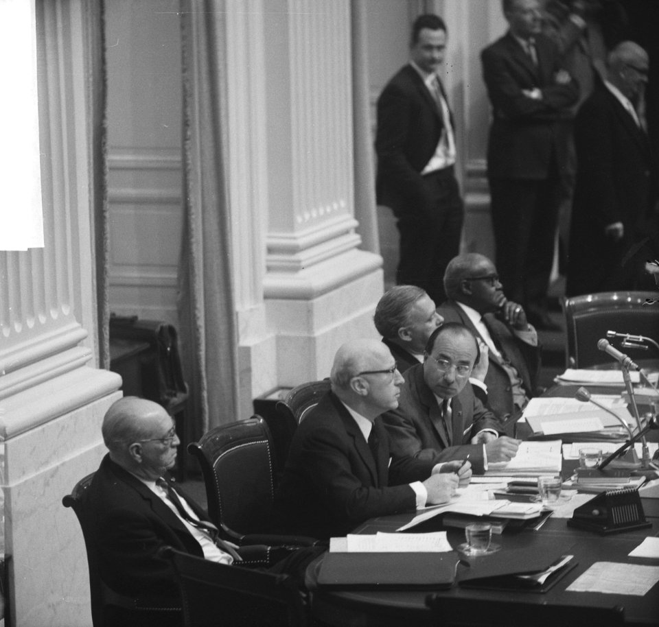 De regeringstafel met als tweede van links minister Samkalden van Justitie en re, Bestanddeelnr 918-4317