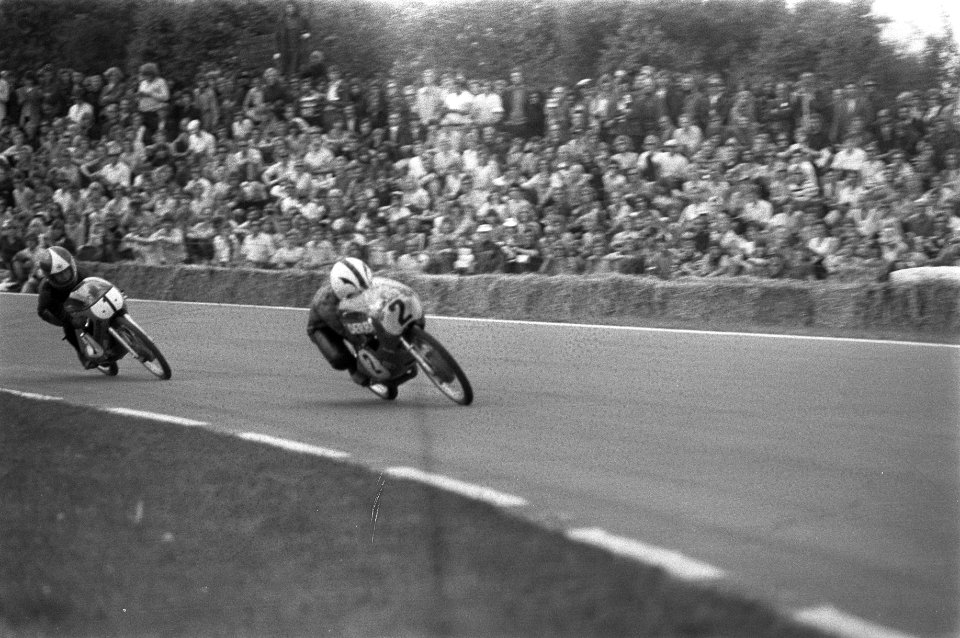 De Spaanse motorcoureur Angel Nieto (nr 2) en de Nederlander Jan de Vries in act, Bestanddeelnr 925-6891