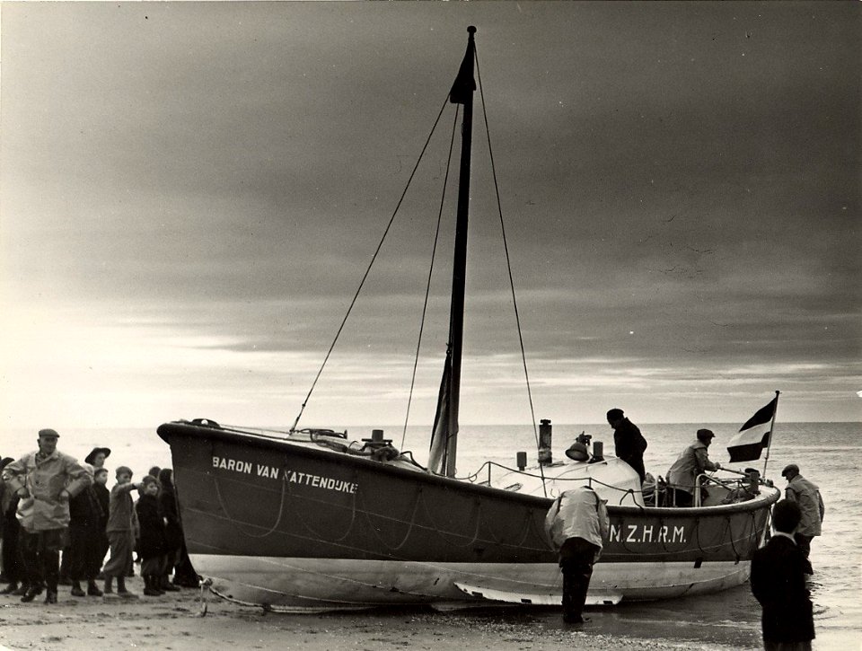 De motor reddingsboot Baron van Kattendijke, die bestemd is voor Katwijk, maar wegens reparatie van de Zandvoortse boot in Zandvoort is gestationeerd. Aangekocht in 1976 van fotograaf C. de , NL-HlmNHA 1478 25900 K 38