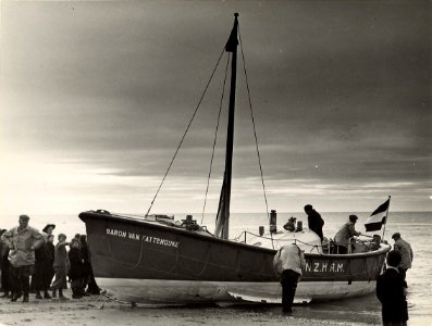 De motor reddingsboot Baron van Kattendijke, die bestemd is voor Katwijk, maar wegens reparatie van de Zandvoortse boot in Zandvoort is gestationeerd. Aangekocht in 1976 van fotograaf C. de , NL-HlmNHA 1478 25900 K 38