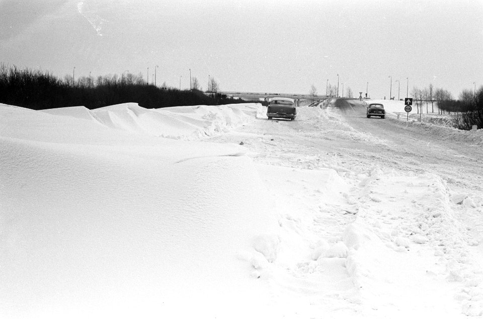De Rijksweg Amsterdam-Utrecht, buldozer bezig met sneeuwruimen, Bestanddeelnr 914-6684