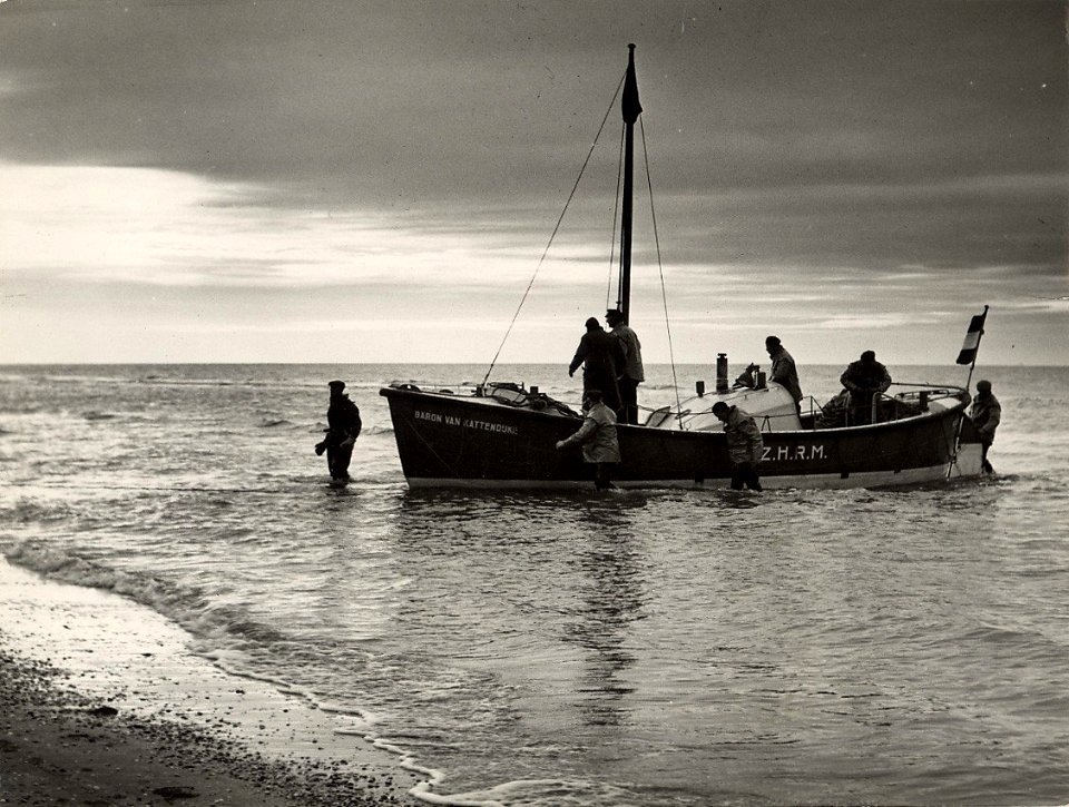 De motor reddingsboot Baron van Kattendijke, die bestemd is voor Katwijk, maar wegens reparatie van de Zandvoortse boot in Zandvoort is gestationneerd. Aangekocht in 1976 van fotograaf C. de, NL-HlmNHA 1478 25900 K 38