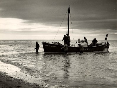 De motor reddingsboot Baron van Kattendijke, die bestemd is voor Katwijk, maar wegens reparatie van de Zandvoortse boot in Zandvoort is gestationneerd. Aangekocht in 1976 van fotograaf C. de, NL-HlmNHA 1478 25900 K 38