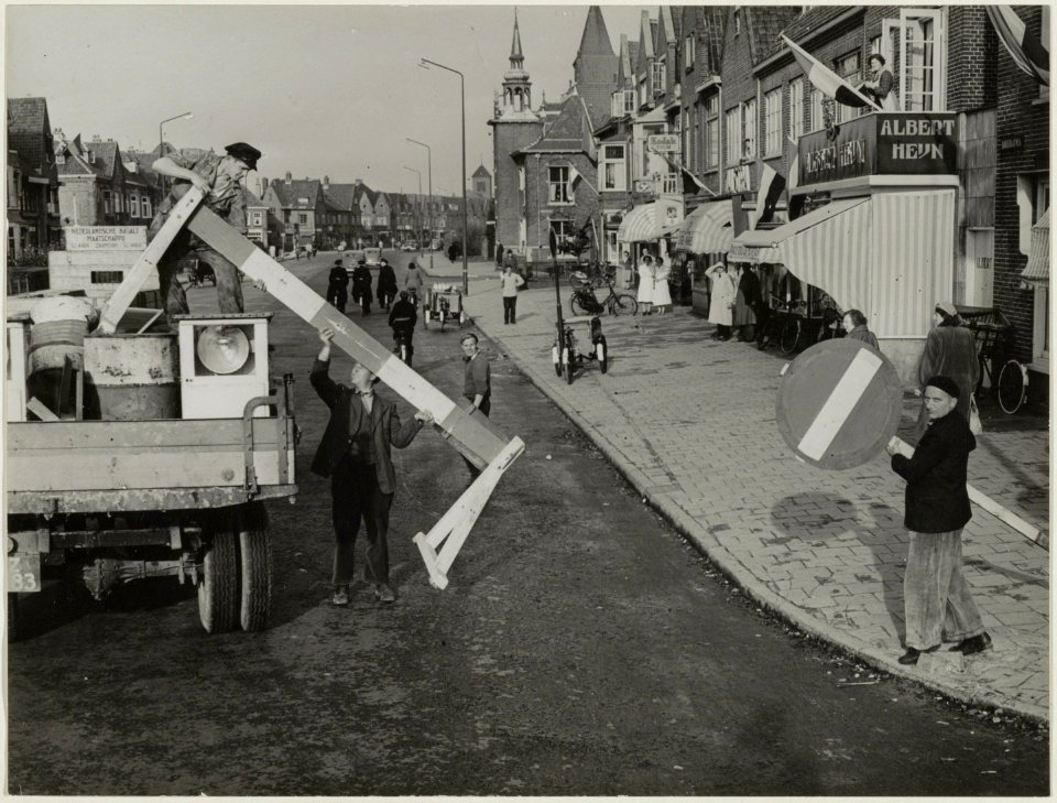 De Rijksstraatweg bij de hoek van het Soendaplein, wordt afgesloten voor wegwerkzaamheden. NL-HlmNHA 54010615