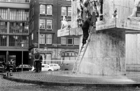 De Socialistische Jeugd gooide een pot rode verf tegen het Monument op de Dam, Bestanddeelnr 922-3655
