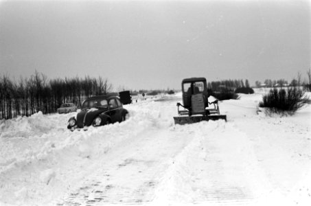De Rijksweg Amsterdam-Utrecht, buldozer bezig met sneeuwruimen, Bestanddeelnr 914-6683