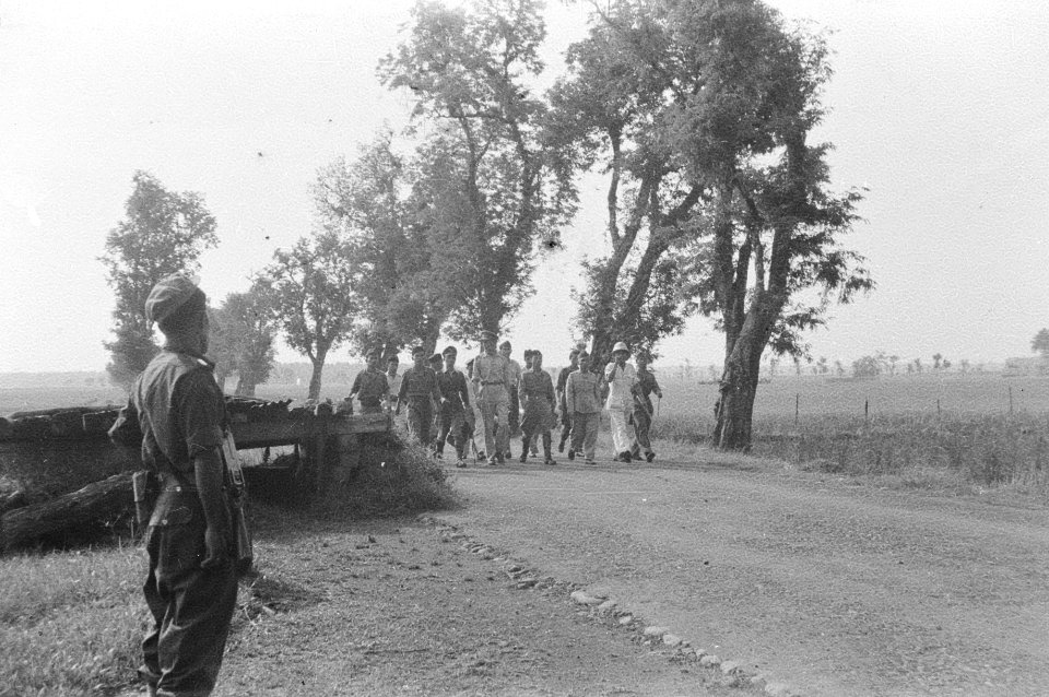 De Republikeinse delegatie arriveert lopend in gezelschap van een buitenlandse , Bestanddeelnr 1509-4-2