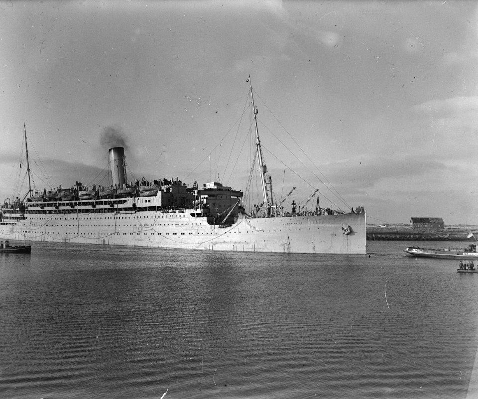De SS Almanzora met 1900 gerepatrieerden uit Indie aan boord in de haven van Ams, Bestanddeelnr 901-3345