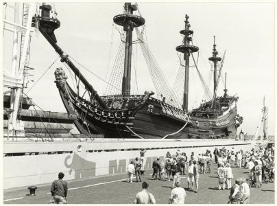 De replica van het V.O.C. spiegelretourschip Prins Willim op een transportschip onderweg naar het Holland Village in Nagasaki, Japan. De Prins Willim is in 2009 in Den Helder verbrand. NL-HlmNHA 54015687