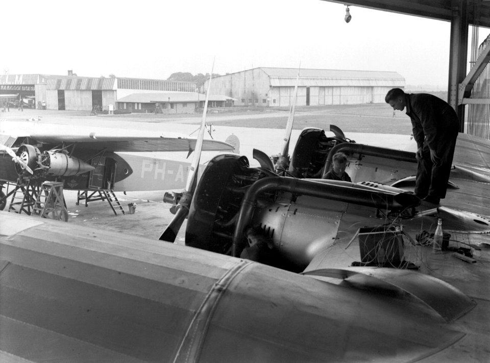 De motoren van de Arend van Fokker worden nagekeken in de hangar, Bestanddeelnr 190-0085