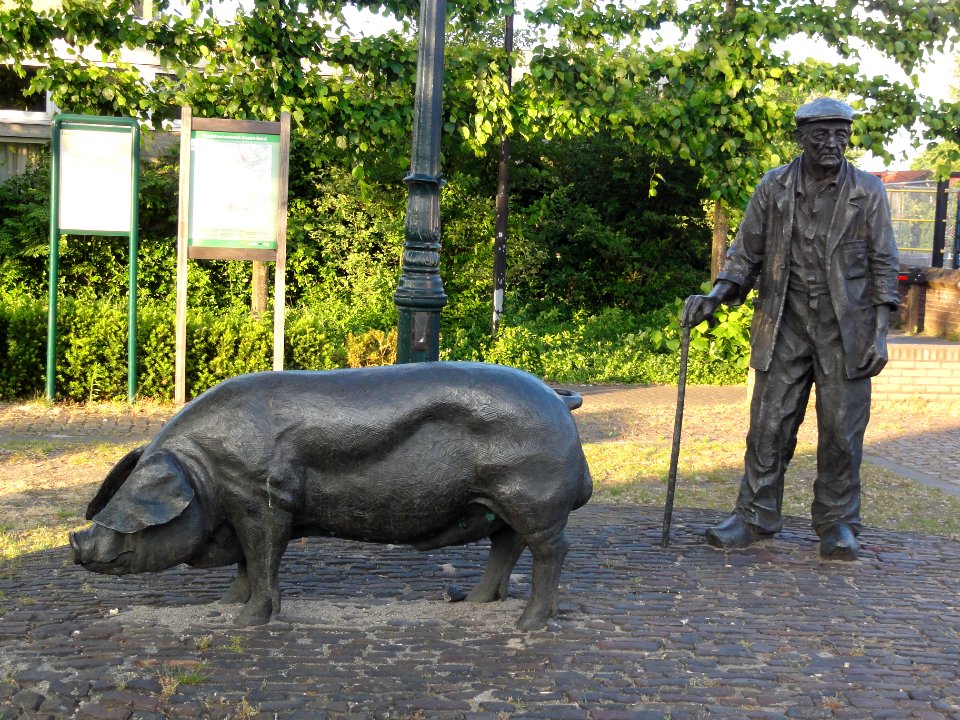 De Mortel, sculptuur De berenleider, door Toon Grassens