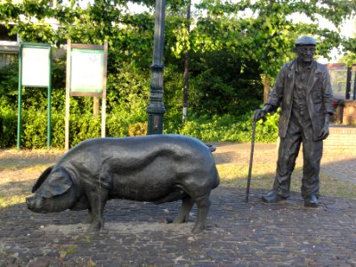 De Mortel, sculptuur De berenleider, door Toon Grassens
