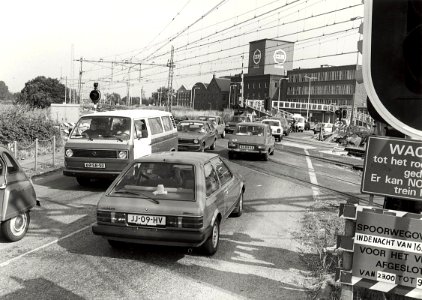 De spoorwegovergang bij de CSM suikerfabriek, ziende naar het zuidoosten. Aangekocht in 1984 van fotograaf C. de Boer. - Gepubliceerd in het Haarlems Dagblad van 30.11.1983. Identificatienum, NL-HlmNHA 1478 25900 K 38