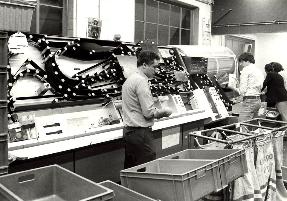 De sorteerafdeling van het postkantoor aan de Baljuwslaan te Haarlem met een nieuwe sorteer- en stempelmachine afbeelding door C.de Boer. - 1980. - 1 foto zwart-wit, NL-HlmNHA 54010752