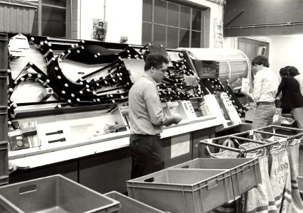 De sorteerafdeling van het postkantoor aan de Baljuwslaan te Haarlem met een nieuwe sorteer- en stempelmachine afbeelding door C.de Boer. - 1980. - 1 foto zwart-wit, NL-HlmNHA 54010752