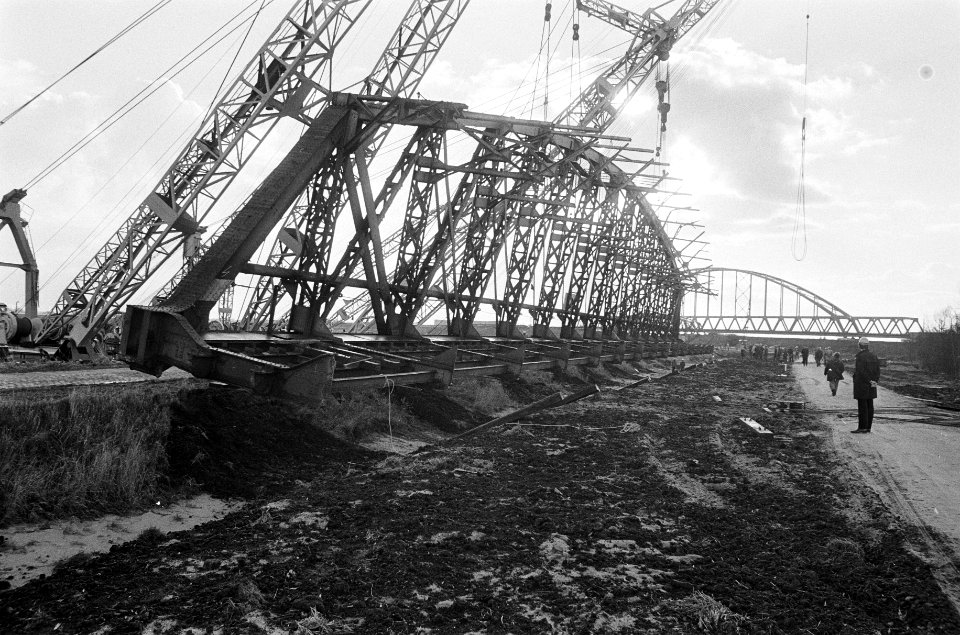 De spoorbrug wordt naar de wal getakeld, Bestanddeelnr 926-8504