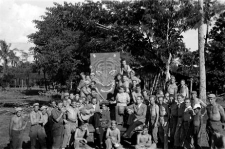 De Spelbrekers en Truss Kooopman en een groep militairen poseren bij een afbeeld, Bestanddeelnr 480-2-5