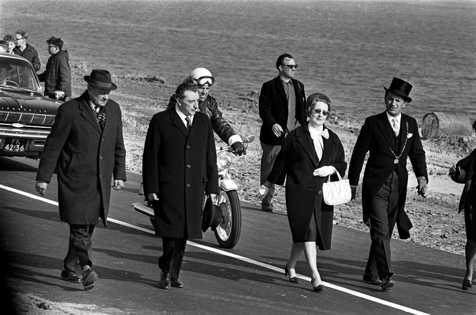 De weg over de Grevelingendam geopend door minister van Verkeer en Waterstaat Ja, Bestanddeelnr 917-5998