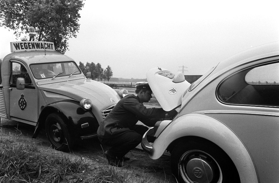De Wegenwacht helpt bij een Volkswagen Kever, Bestanddeelnr 922-5667