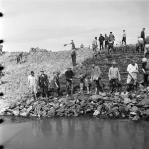 De zeedijk van Walcheren wordt hersteld Het Nollegat in de zeedijk wordt gedic…, Bestanddeelnr 900-6944