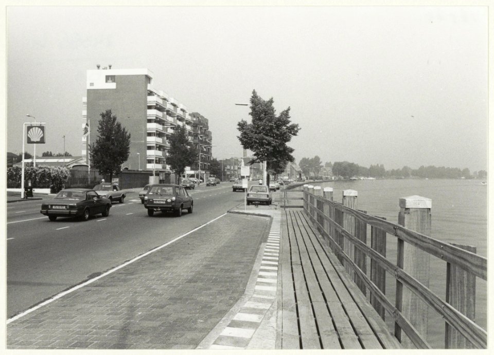De Spaarndamseweg bij de Waarderbrug, ziende naar het noorden