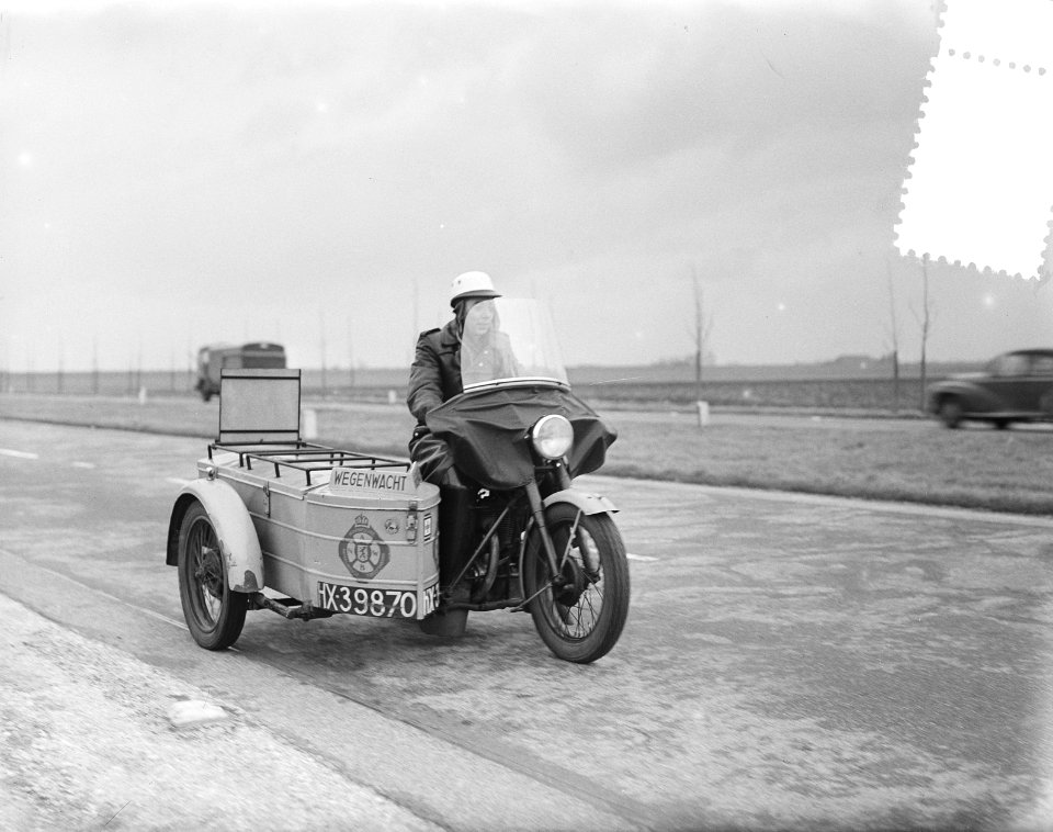 De wegenwacht met witte volkelman, Bestanddeelnr 906-2454