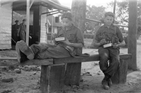 De soldaten M. Schievink uit Noord-Bergen (l.) en Theo Seldenthuis uit Berkel va, Bestanddeelnr 255-3-6