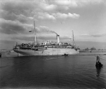 De SS Almanzora met 1900 gerepatrieerden uit Indie aan boord in de haven van Ams, Bestanddeelnr 901-3346