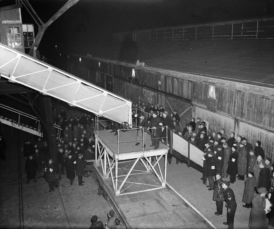De SS Almanzora met 1900 gerepatrieerden uit Indie aan boord in de haven van Ams, Bestanddeelnr 901-3336