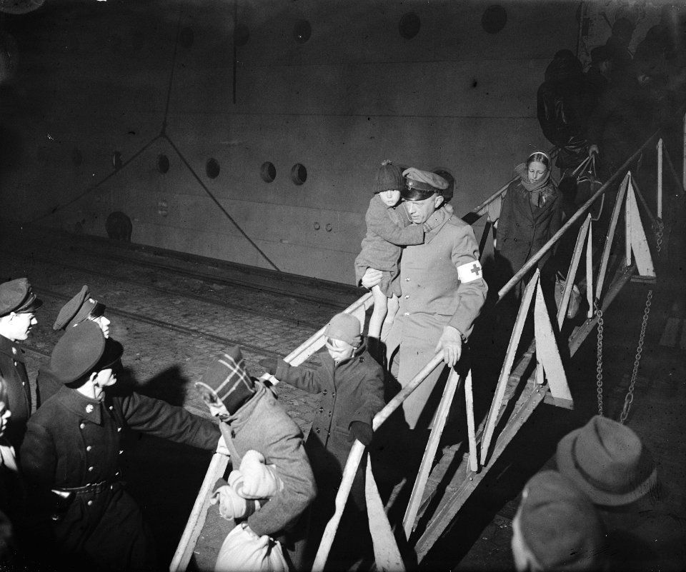 De SS Almanzora met 1900 gerepatrieerden uit Indie aan boord in de haven van Ams, Bestanddeelnr 901-3328