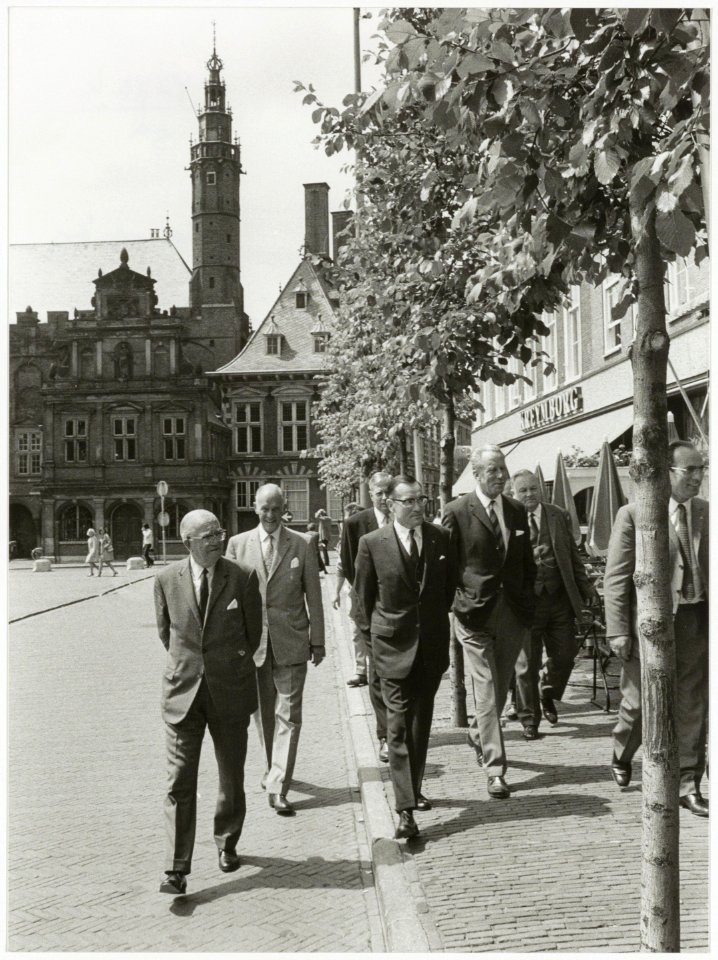De wethouders Van Liemt, Spek, Geluk, Loerakker en Voskuilen vergezellen de nieuwe burgemeester De Gou over de Grote Markt., NL-HlmNHA 54036306