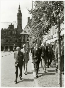 De wethouders Van Liemt, Spek, Geluk, Loerakker en Voskuilen vergezellen de nieuwe burgemeester De Gou over de Grote Markt., NL-HlmNHA 54036306