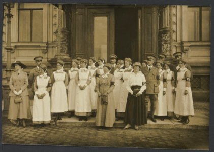 De staf en Rode Kruis verpleegsters voor een hospitaal voor oorlogsslachtoffers., Bestanddeelnr 17 33