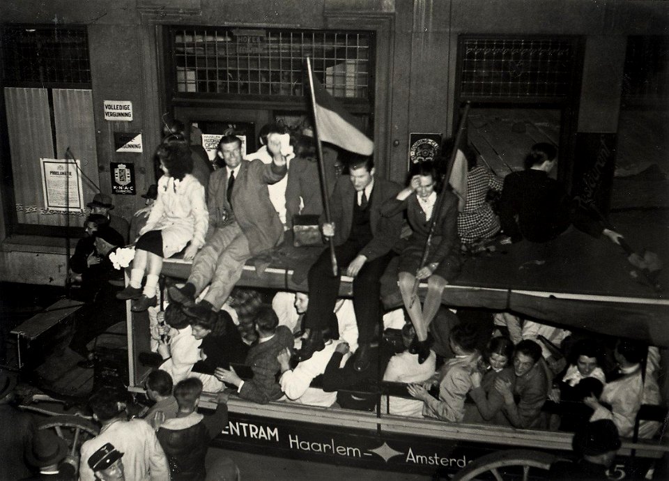 De spelers van het eerste elftal van H.F.C. Haarlem trekken na het behalen van het kampioensschap per rijtuig door de stad. Op de foto staat de 'paardentram' nog voor Hotel de Leeuwerik aan , NL-HlmNHA 54004770