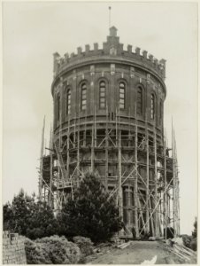 De watertoren aan de Zeeweg in de steigers voor het uitvoeren van reparaties. NL-HlmNHA 54004532