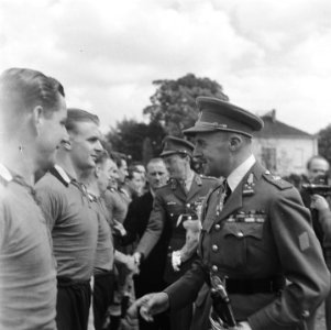 De spelers worden voorgesteld aan een hoge Belgische officier en prins Bernhard, Bestanddeelnr 900-5824