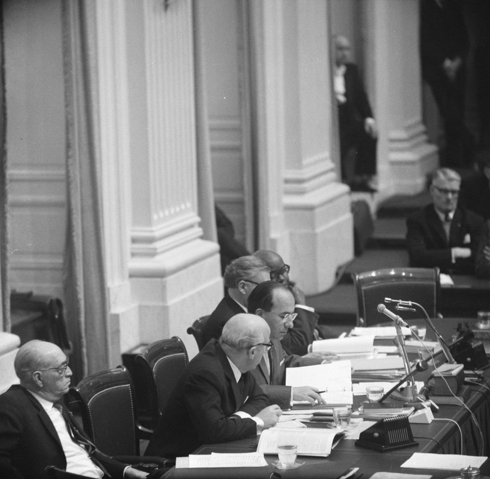 De regeringstafel met als tweede van links minister Samkalden van Justitie en re, Bestanddeelnr 918-4318