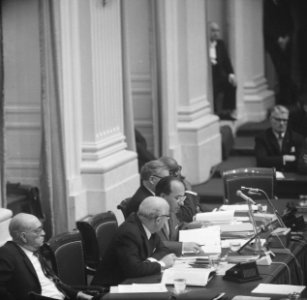 De regeringstafel met als tweede van links minister Samkalden van Justitie en re, Bestanddeelnr 918-4318