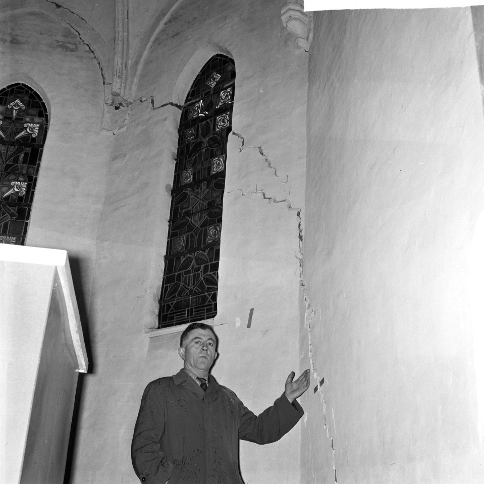 De St Willibrorduskerk te Terneuzen krijgt scheuren in muren door dat waterstan, Bestanddeelnr 916-0060