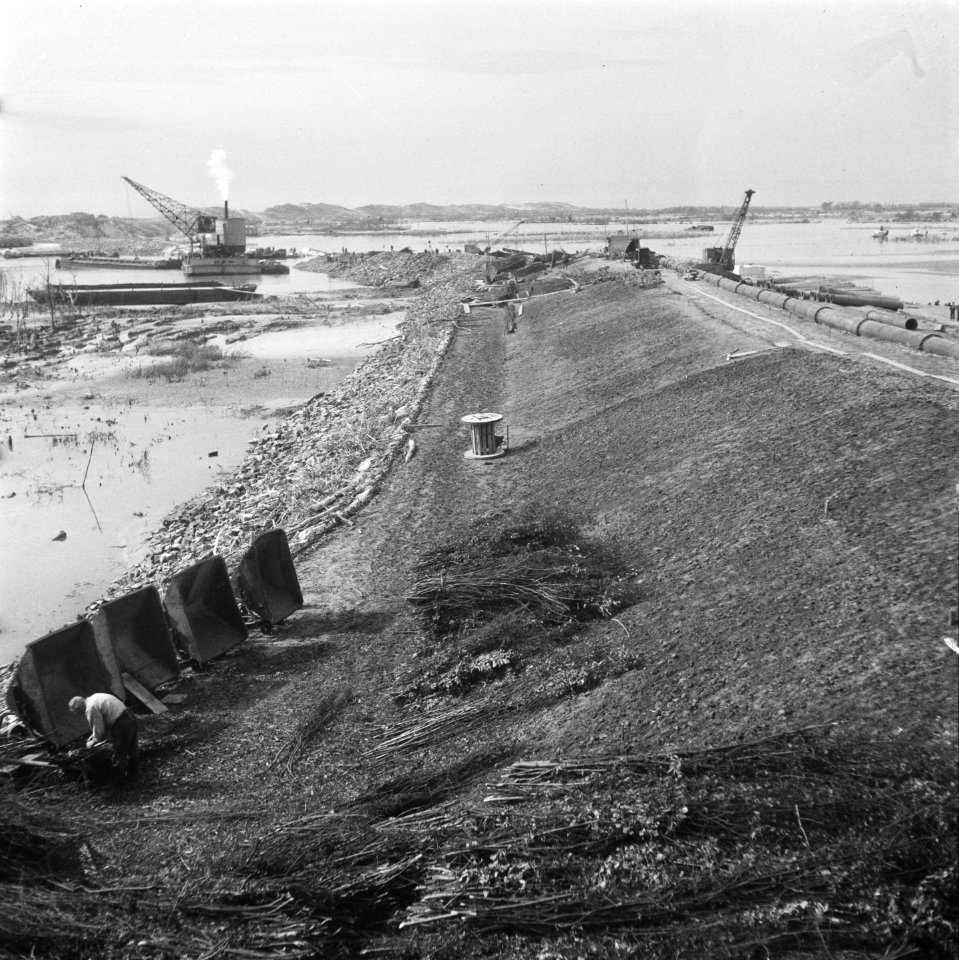 De zeedijk van Walcheren wordt hersteld Het Nollegat in de zeedijk wordt gedic…, Bestanddeelnr 900-6942